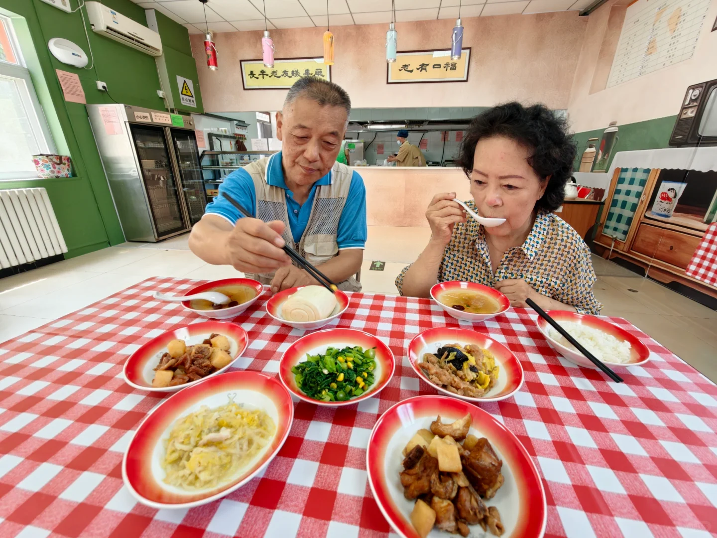 探店 | 穿越回80年代!这家养老食堂太会了