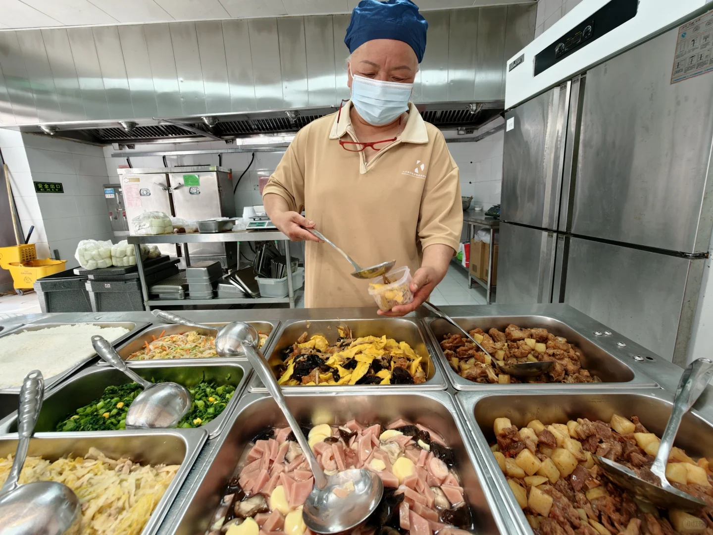 探店 | 穿越回80年代!这家养老食堂太会了