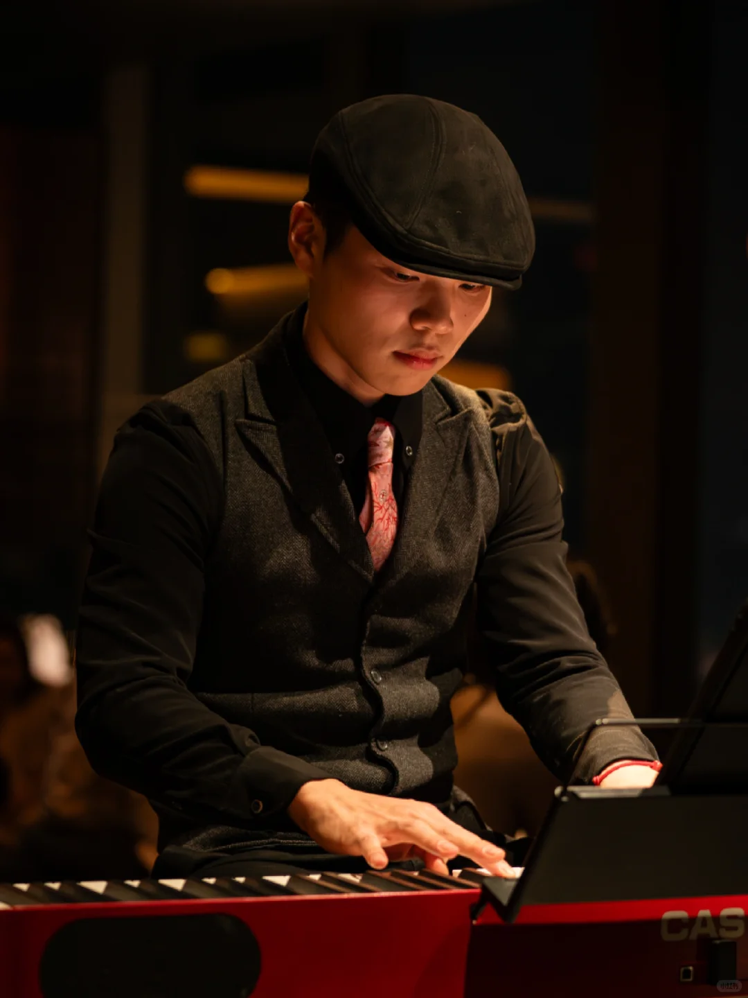 夜空下，聆听键盘与手风琴的对话