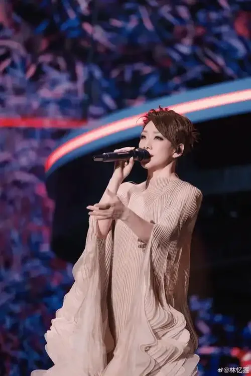 林忆莲四首老歌连唱，《至少还有你》