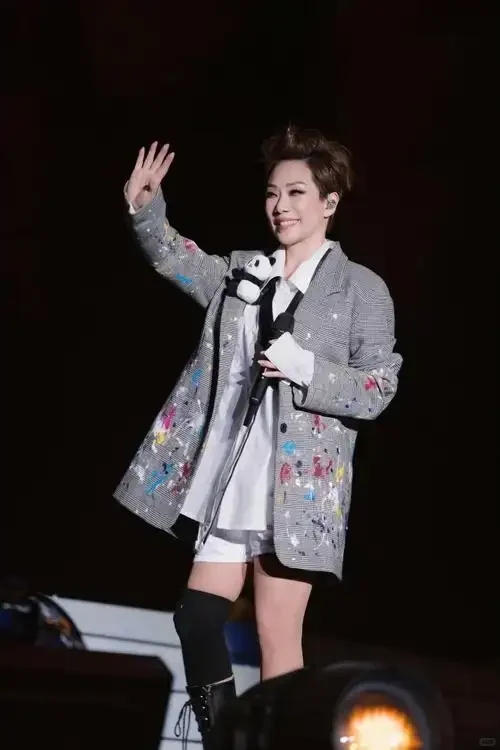 林忆莲四首老歌连唱，《至少还有你》