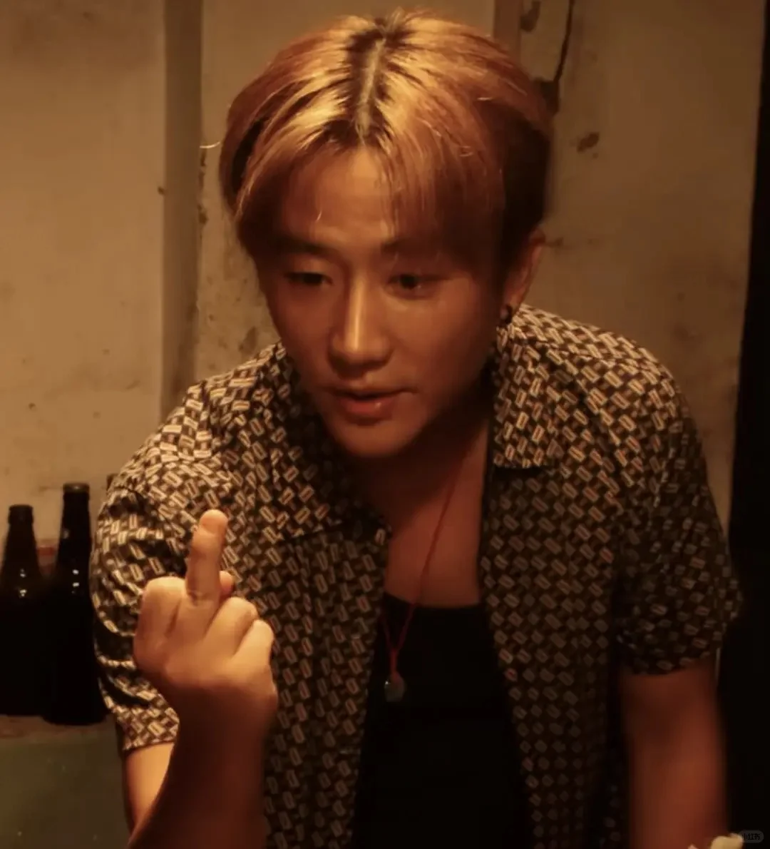 在看杂技团表演