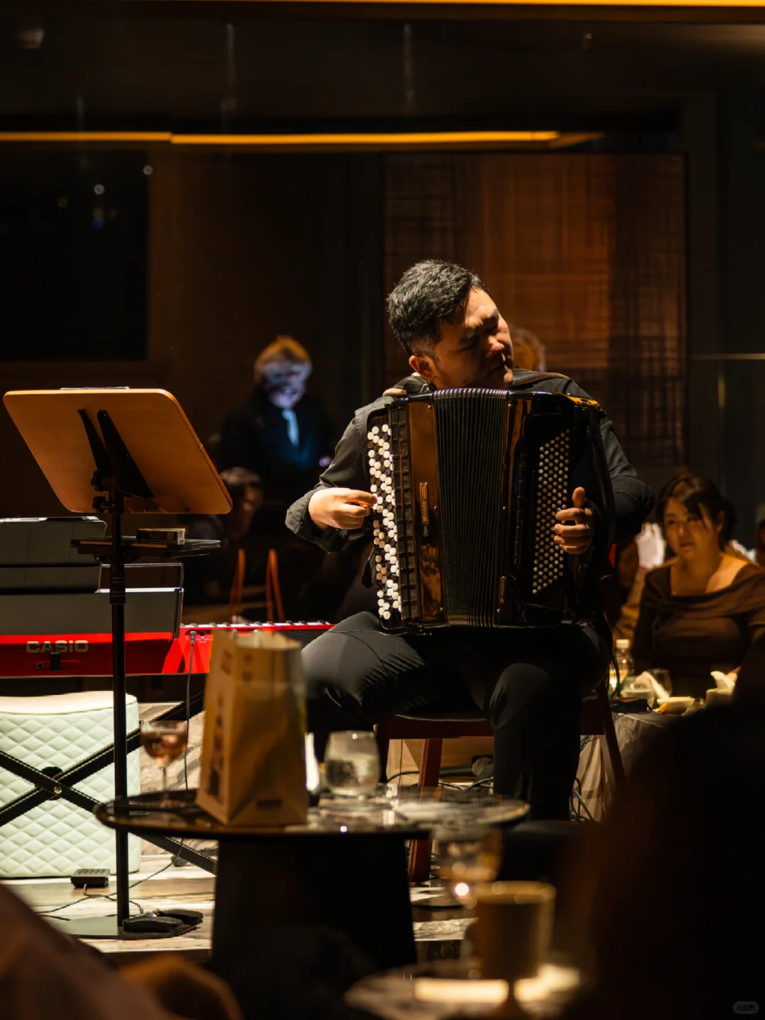 夜空下，聆听键盘与手风琴的对话