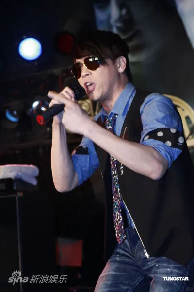 蘑菇团首唱会演绎黑色柳丁陶喆助阵送鸡汤