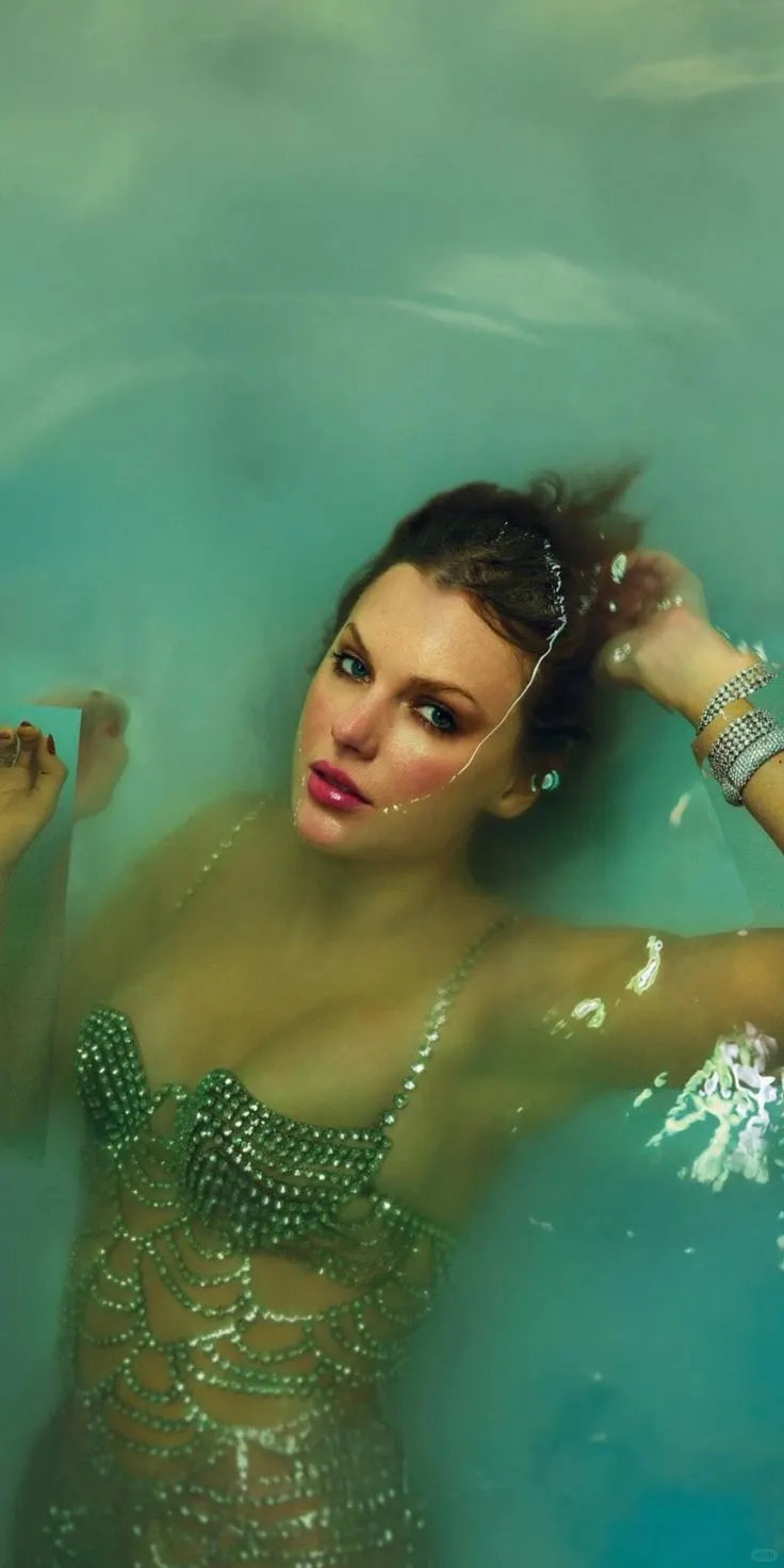 The life of a showgirl🧡