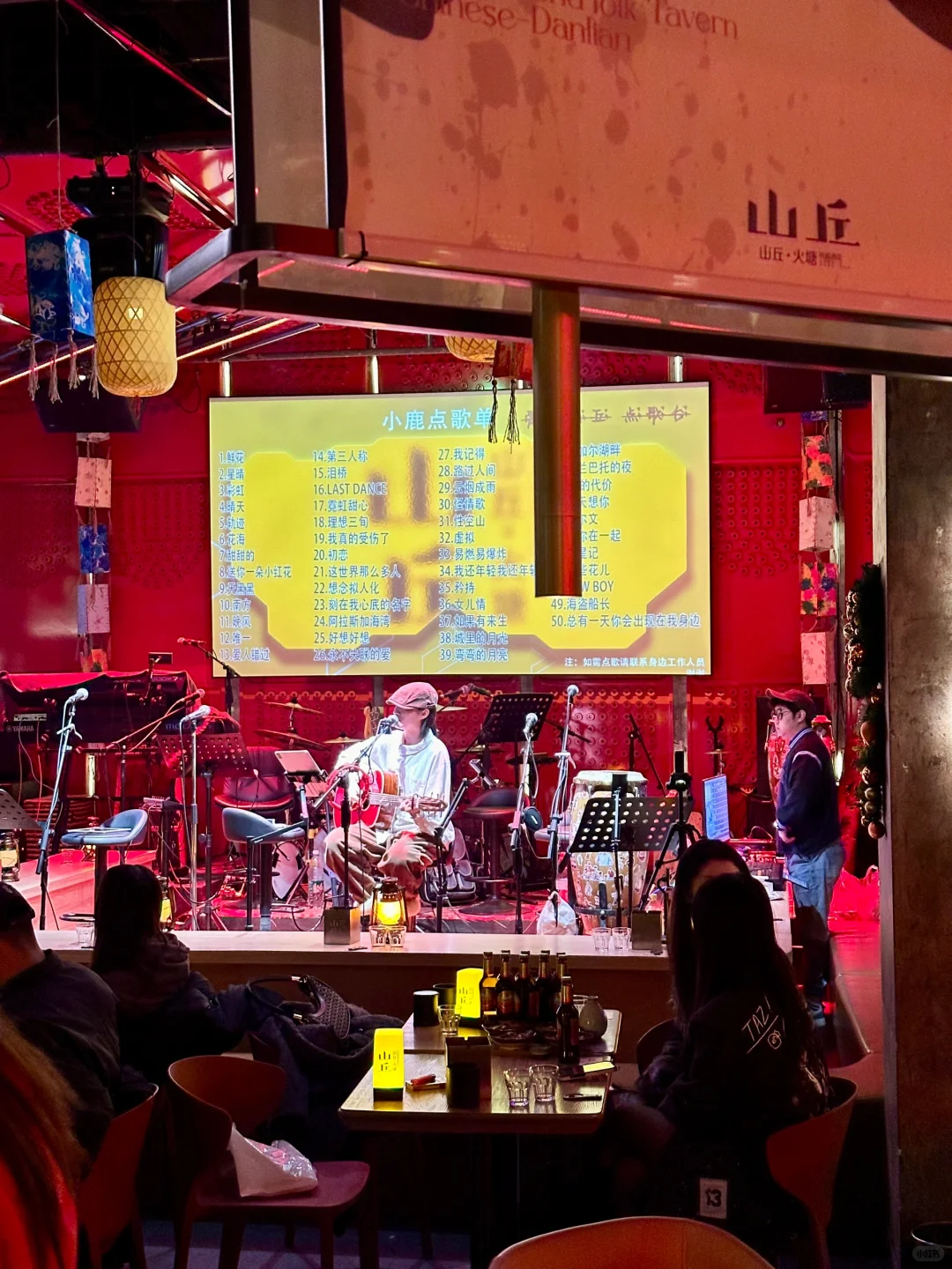 每天8:30一场民谣演唱会！打工人的心灵归宿