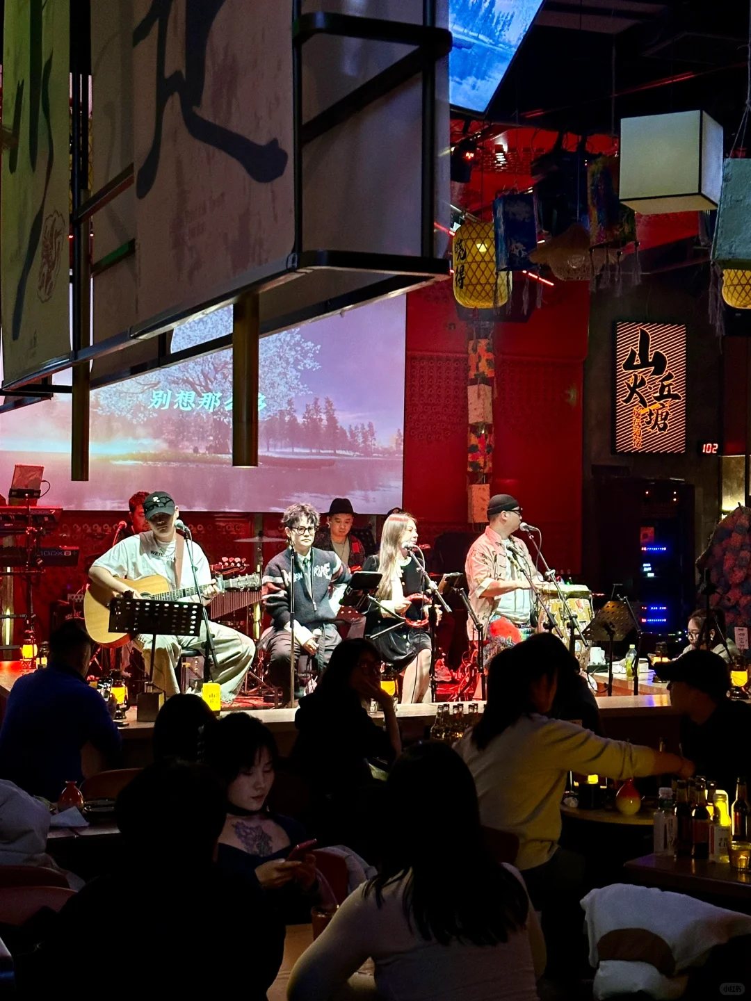 每天8:30一场民谣演唱会！打工人的心灵归宿