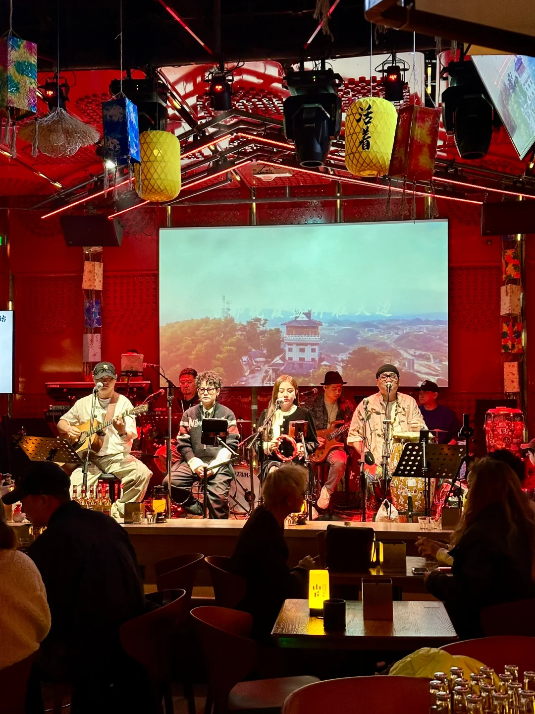 每天8:30一场民谣演唱会！打工人的心灵归宿