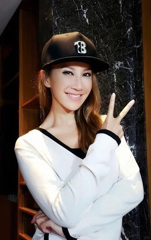 李玟:华语乐坛的阳光精灵,用歌声点燃舞台