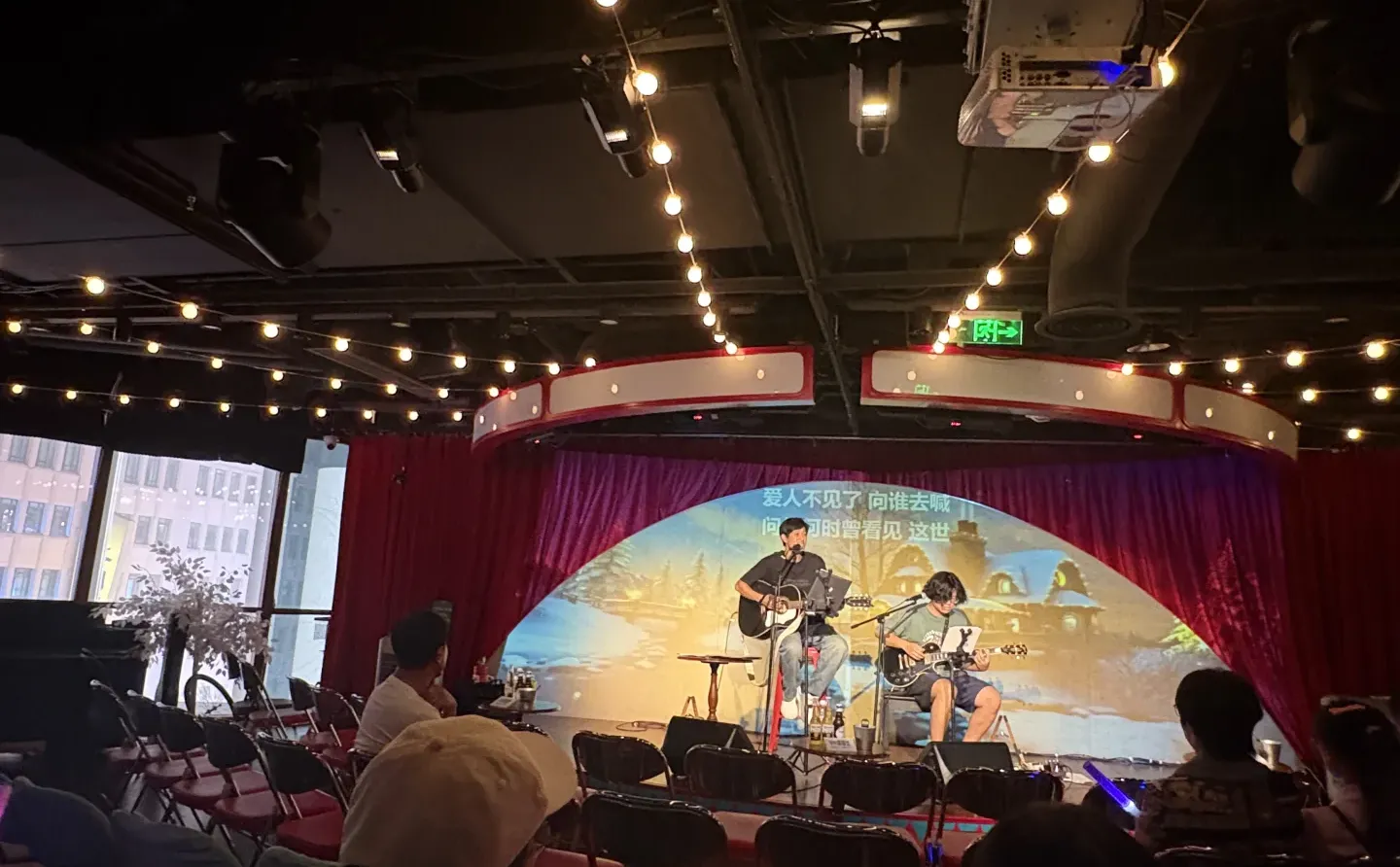 感觉更应该边喝一杯边听