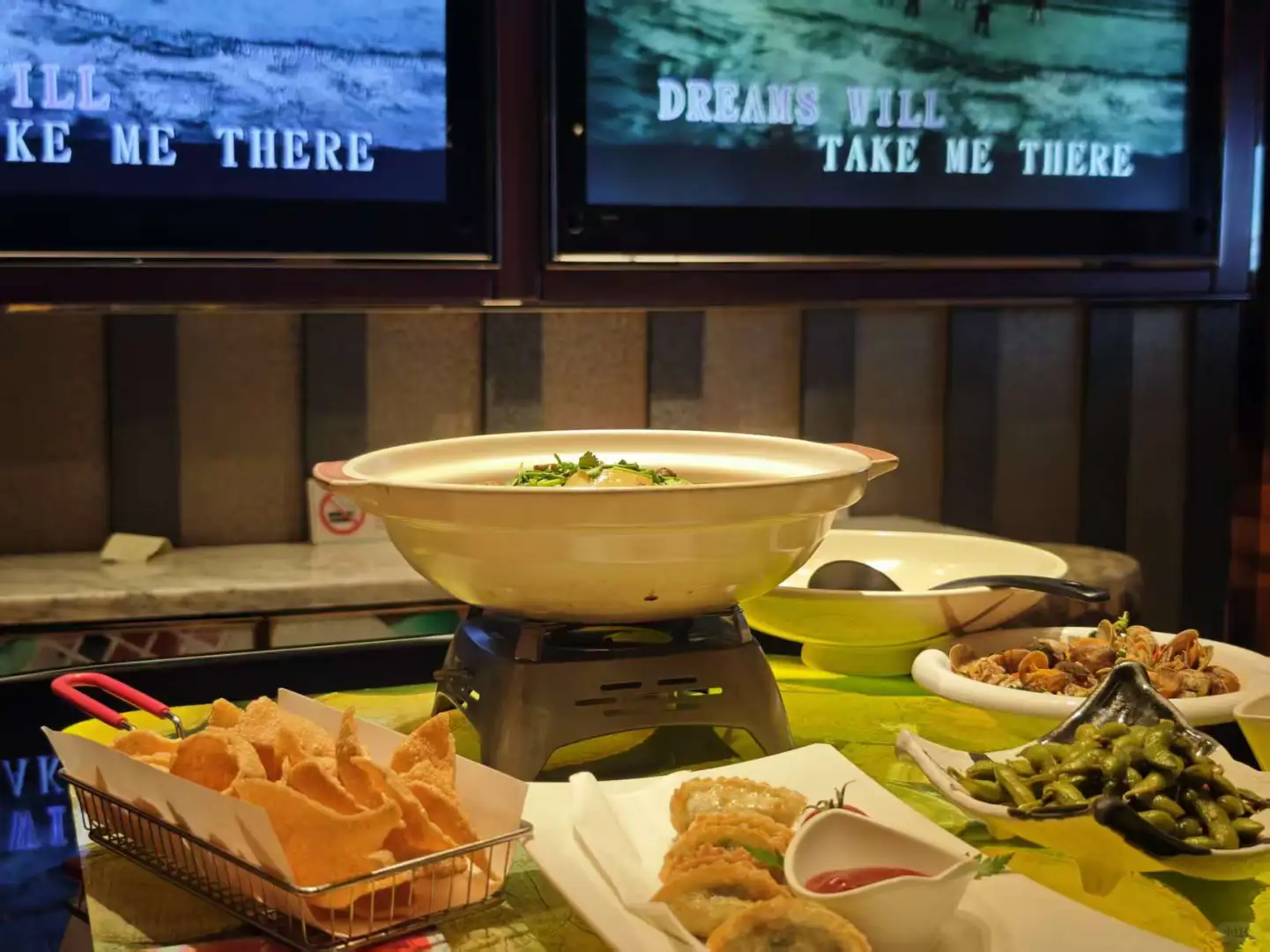 深圳罗湖口岸KTV｜冬天边吃牛杂煲边唱歌🎤