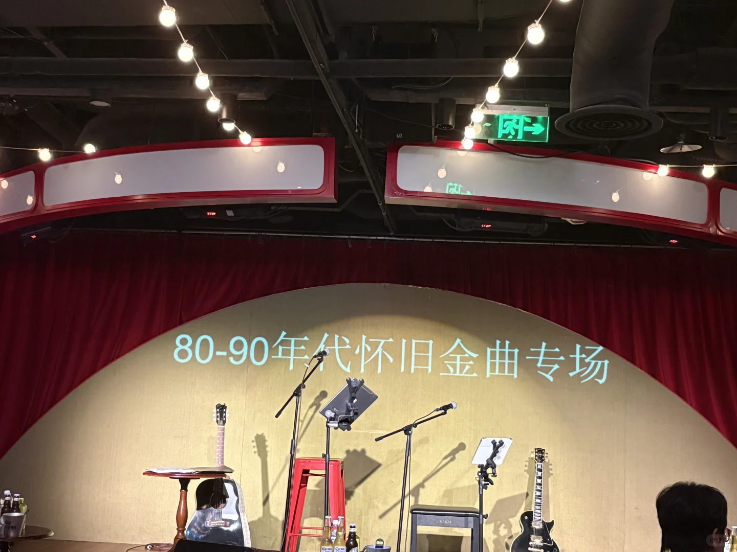 感觉更应该边喝一杯边听