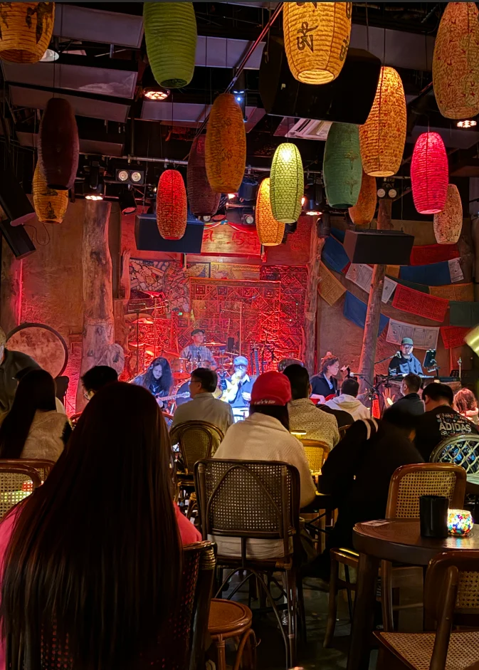 四会的夜,总要有一次为「风马民谣」的温柔