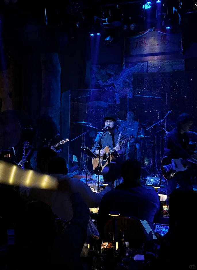 四会的夜,总要有一次为「风马民谣」的温柔