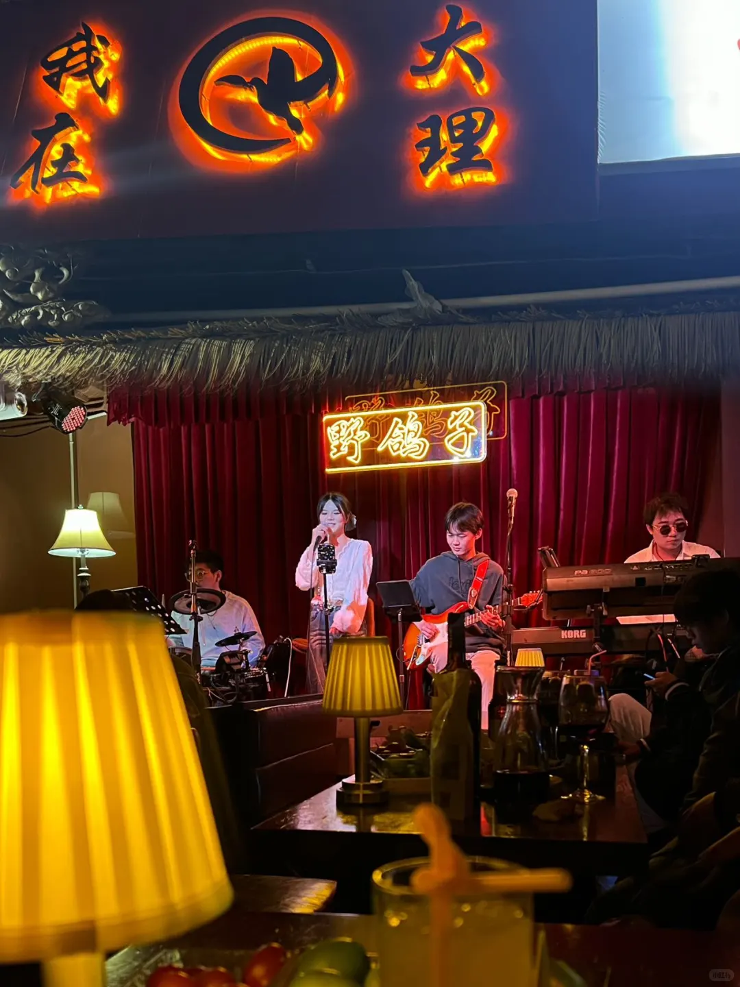 大理古城的夜,民谣吧全数爆满!
