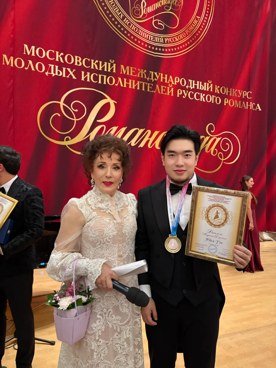 入围了俄罗斯最大艺术歌曲大赛的决赛并获奖