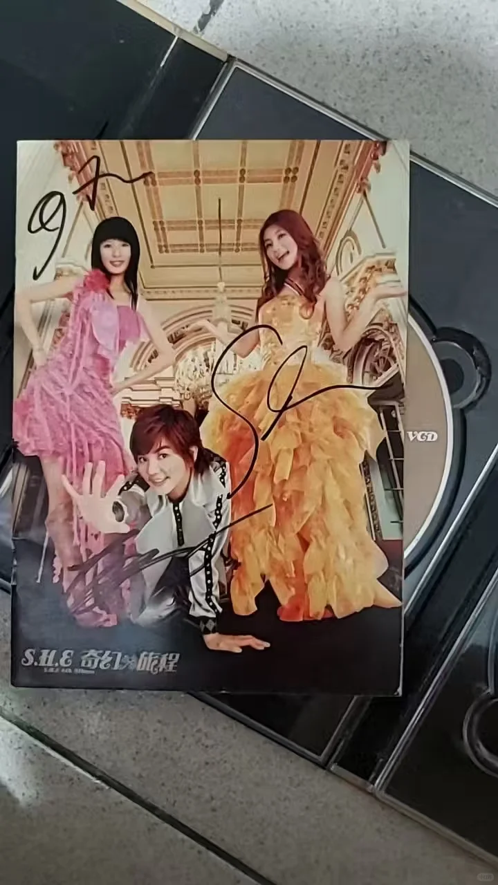 華語女子天團SHE簽名專輯