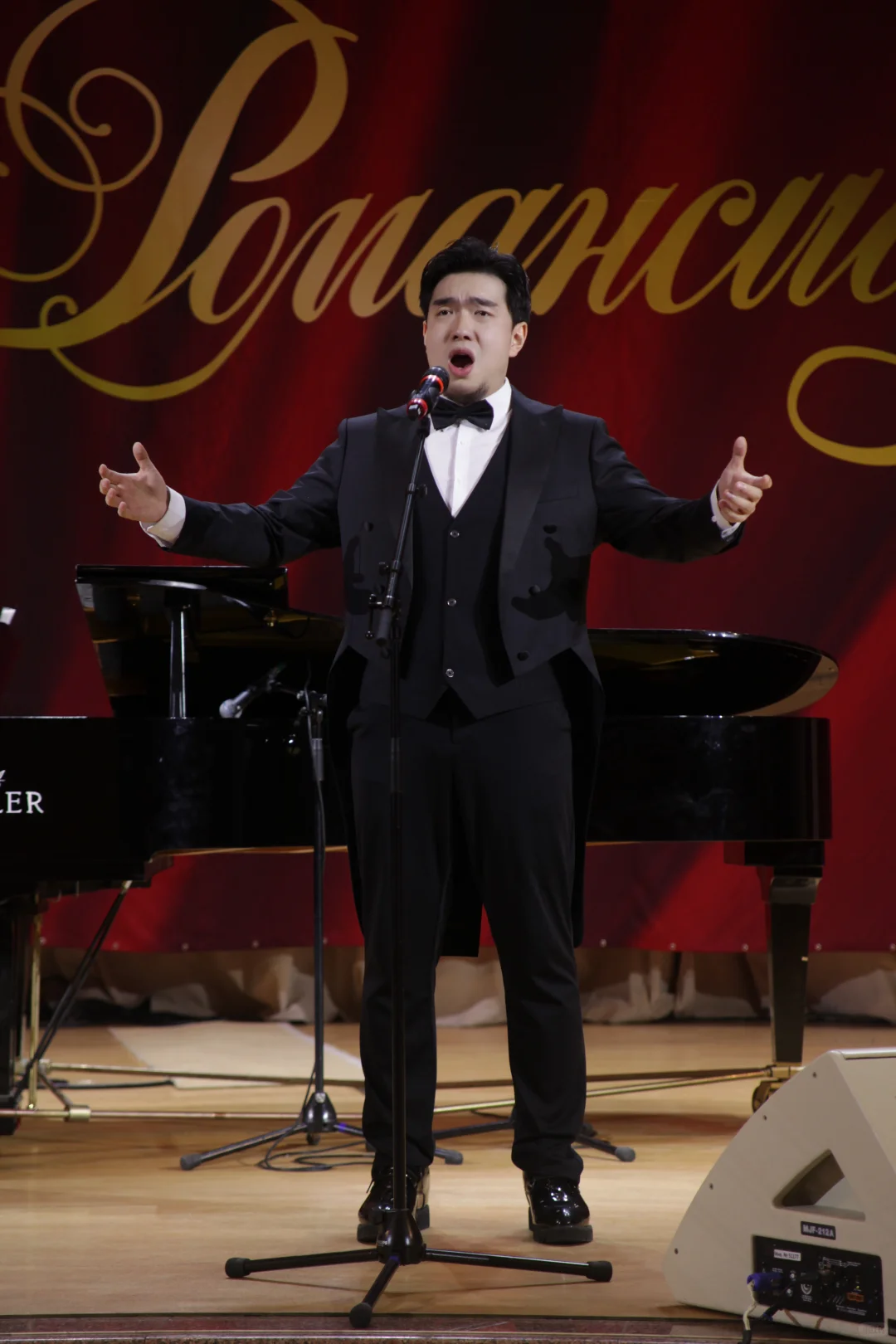 入围了俄罗斯最大艺术歌曲大赛的决赛并获奖