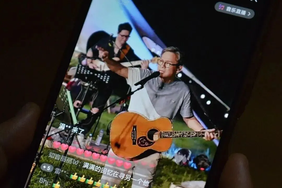 老歌重唱、老剧翻拍……互联网为何迷上了怀旧?丨睡前聊一会儿