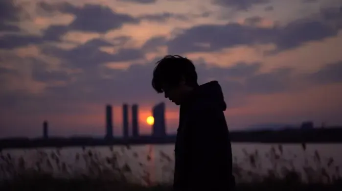 深夜听到那首歌 眼泪不争气地流下来