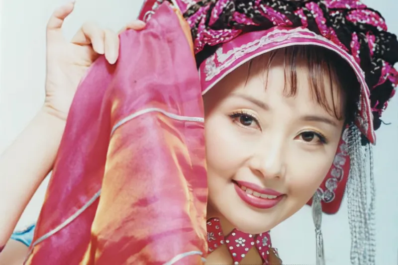 经典老歌丨曲比阿乌《情深谊长》,嗓音宛如天籁,直击心灵深处