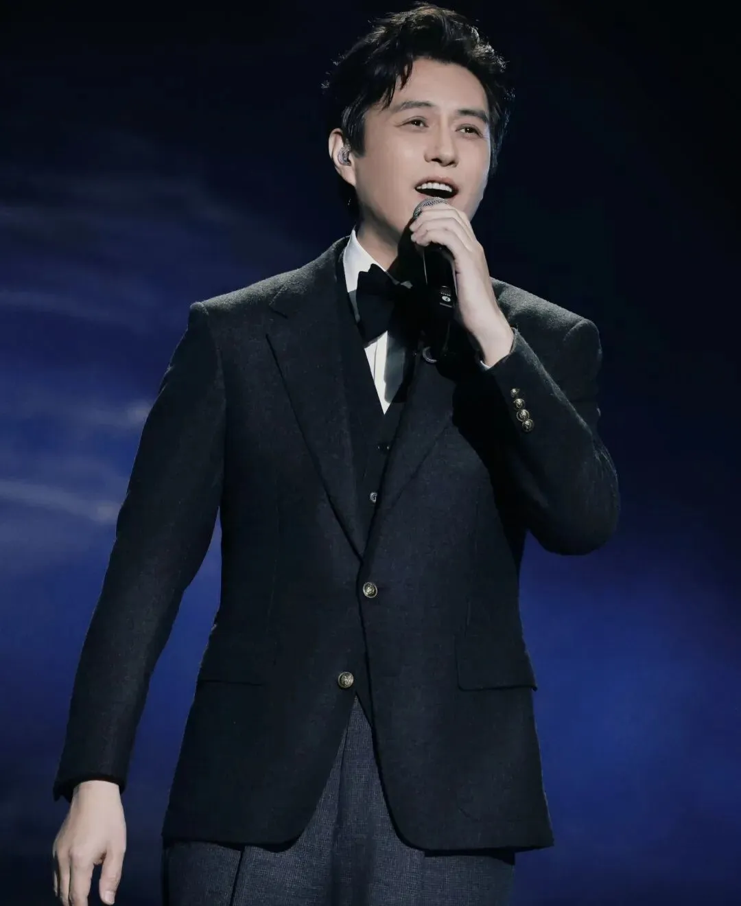 靳东不去演戏,唱了首歌,竟然圈粉无数