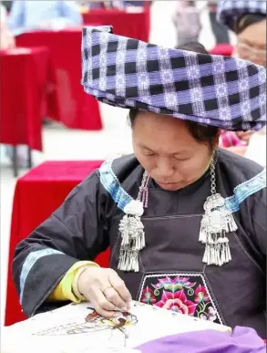 【歌曲歌词】余荣莹:布依绣娘