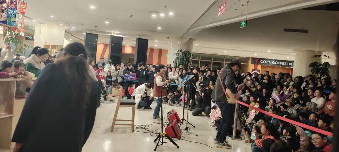 省图偶遇野生演唱会!老歌杀疯了,50岁保安阿姨嗨翻全场