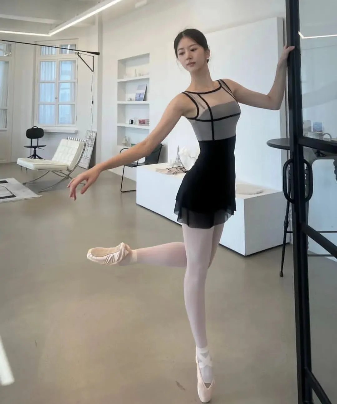 舞低杨柳楼心月,歌尽桃花扇底风