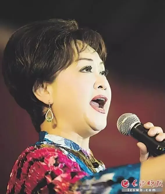 她开启了中国大陆流行歌曲的先河,许多作品成为时代记忆.她的声音甜美多情,有穿透人心的力量……