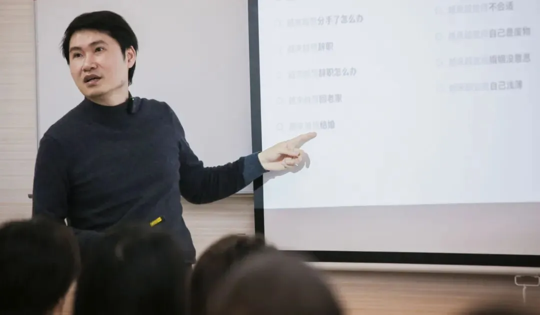 “从忙恋爱到忙搞钱”,640首流行歌里的她