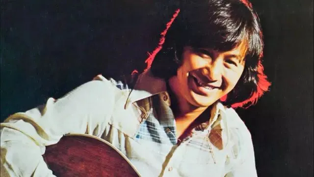 他是现代粤语流行歌开山怪,谭咏麟尊称他为粤曲“歌神”!