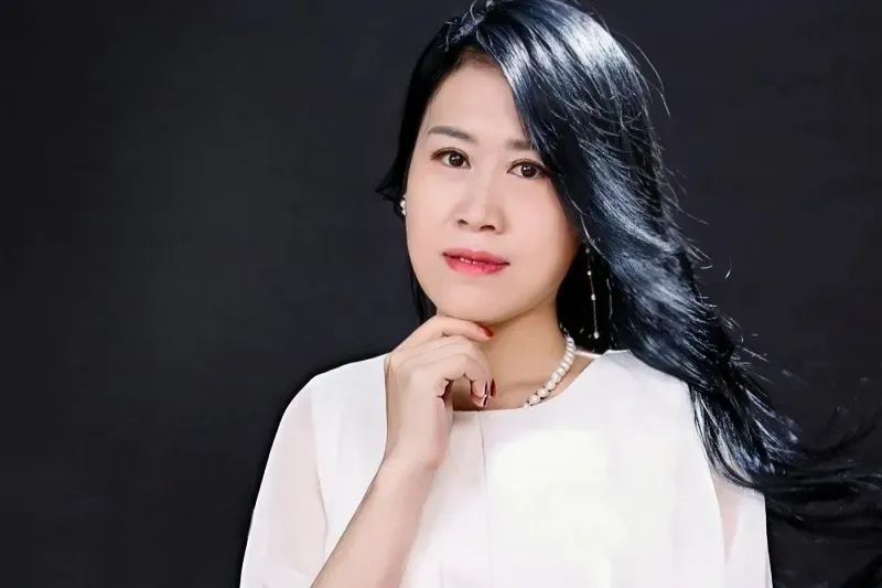 经典老歌丨雨中百合《你永远不懂我》歌声凄婉感人,唱尽爱的心酸无奈