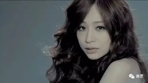 小编亲测,10年-80年基本都会的金曲女王其实是她....