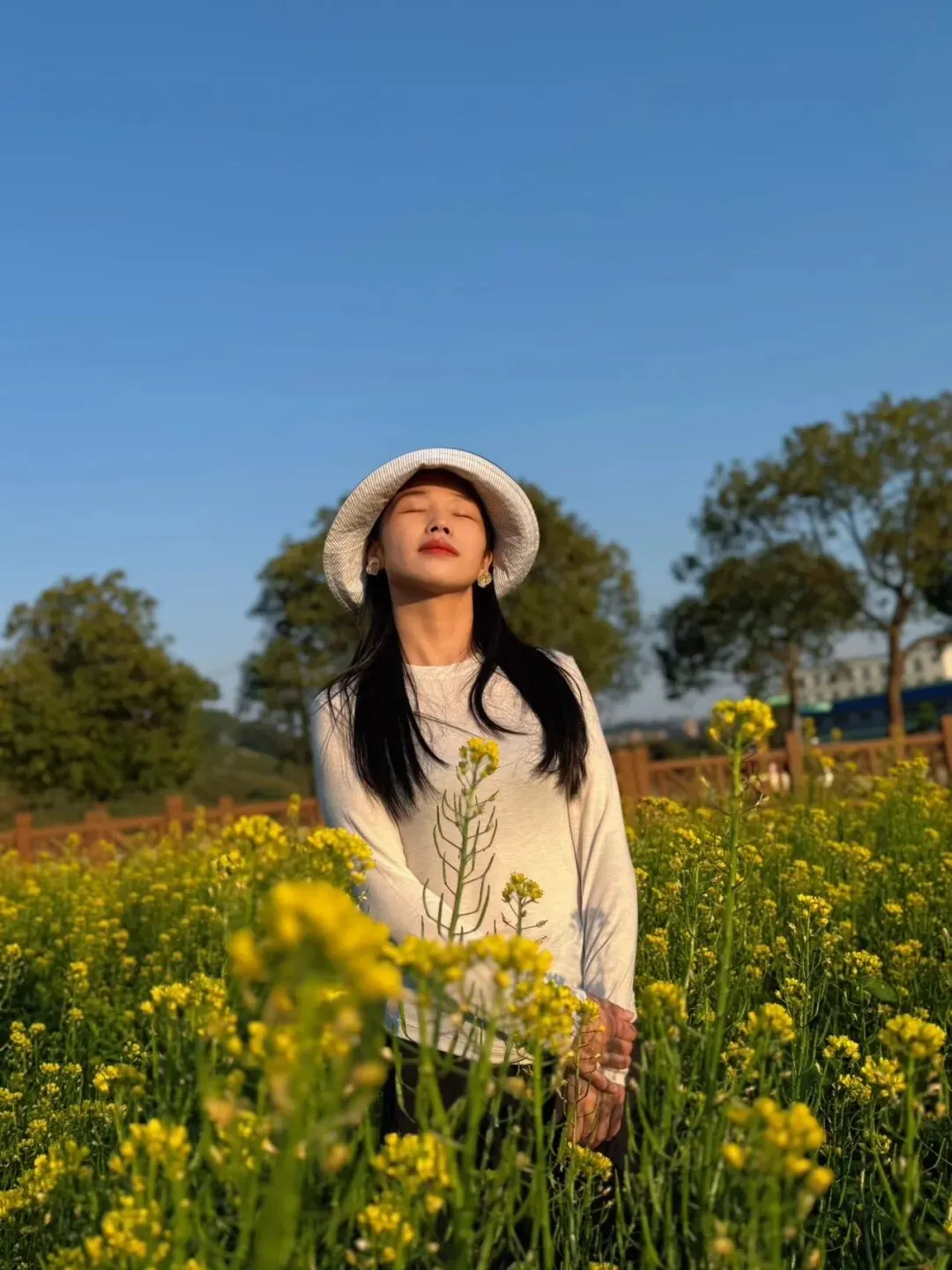 我们应该多听一些高能量的歌曲,比如李健的……