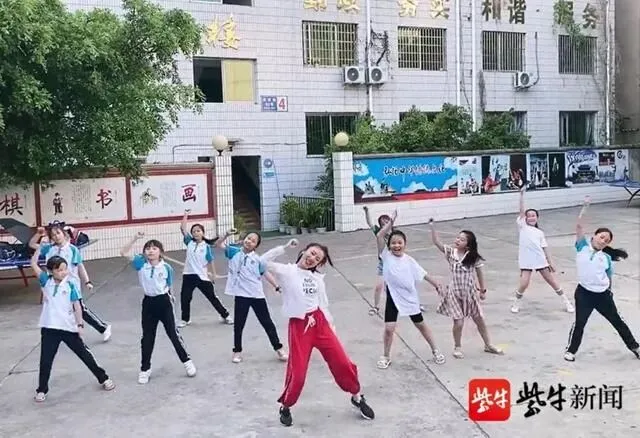 体美融合,90后乡村体育老师将网络流行歌曲创编成舞蹈