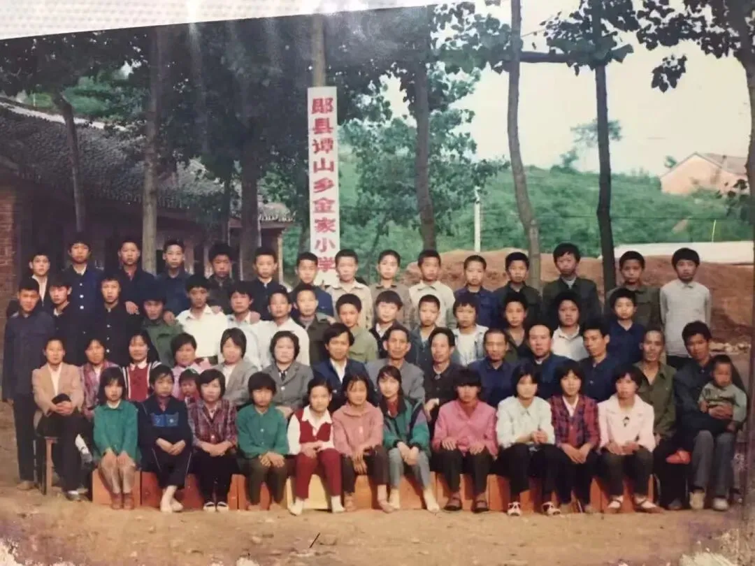 郧阳山里娃儿喜欢过的歌……有没有一句歌词 像子弹一样飞啊飞 啪的一声击中你心窝?