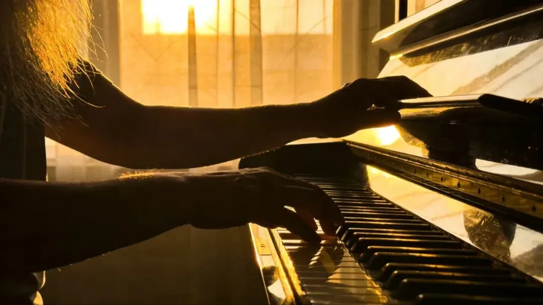 人到中年才懂:用钢琴弹老歌,才是顶级治愈