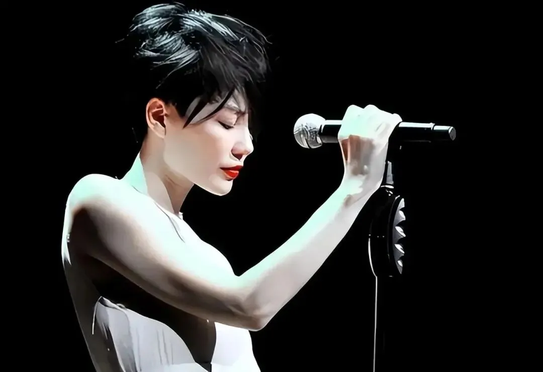 有那么一首歌-王菲的《笑忘书》/《给自己的情书》