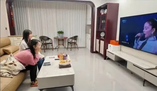 王菲春晚歌曲原唱马懿在家看春晚直播欢呼鼓掌:“什么?王菲在春晚唱了我们的歌”;此前曾称有一种被女神“翻牌”的感觉