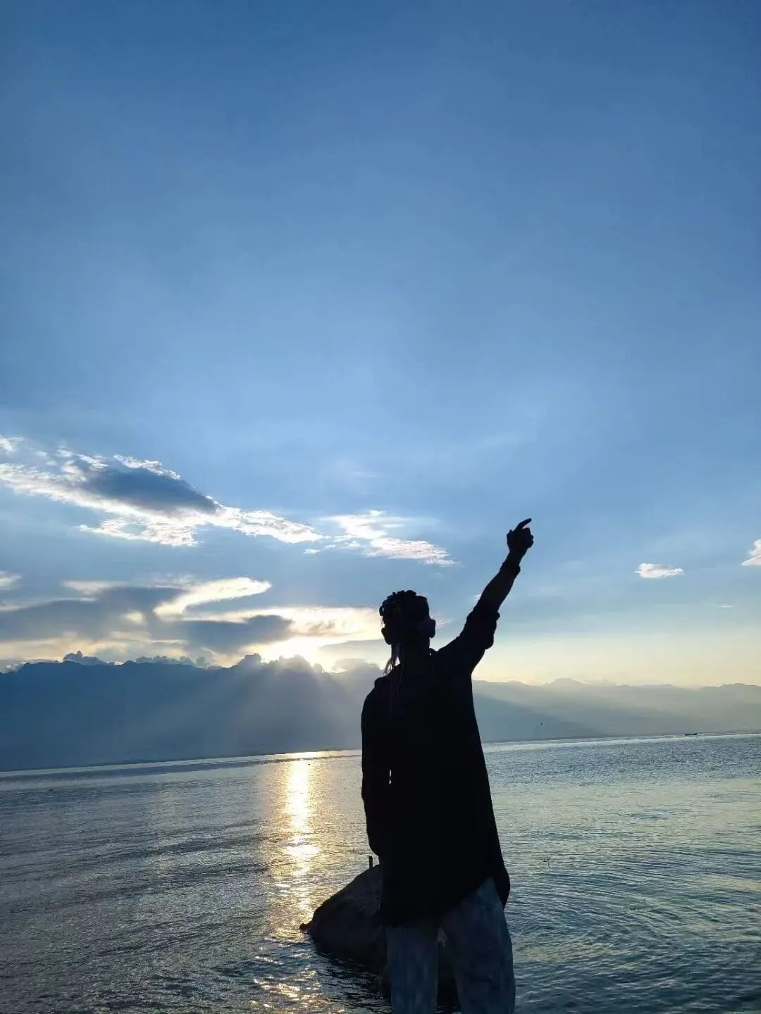 阿牛哥原创诗|我的歌在一万匹马力中涨潮