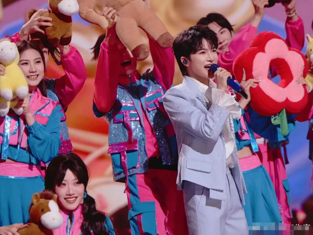 浙江卫视春晚:周深两首歌曲首唱现场!其中一首新歌合作博物馆!