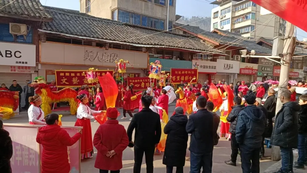 丽日欢歌歌盛世   金狮骏马闹新春——2026年剑州古城普安春节系列文化惠民活动正月初三巡游演出精彩继续