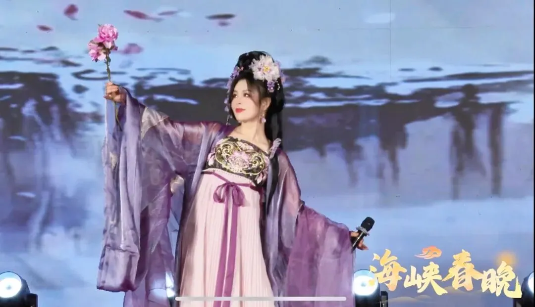 中国风歌曲《品欢》由李亚梅作词作曲演唱.愿我们在平淡中寻找诗意和浪漫,在安稳中品味各自的冷暖和欢喜.#品欢##国风##汉服