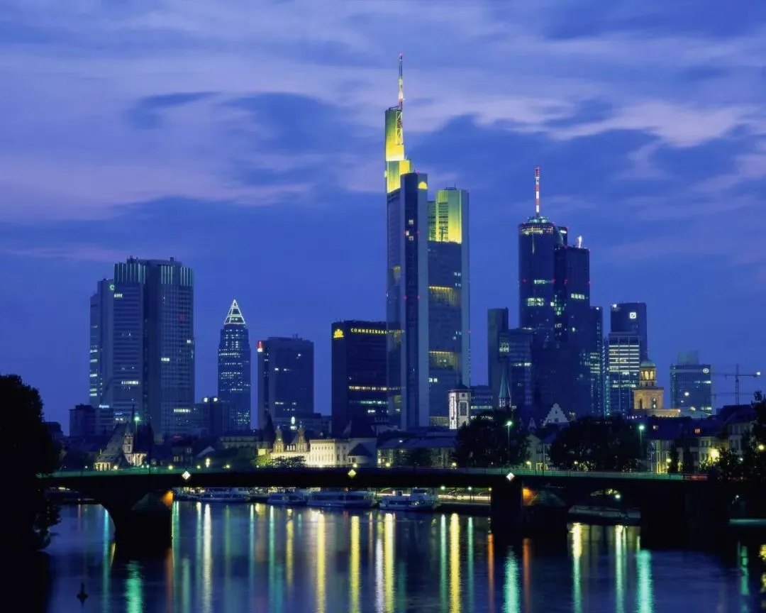 傻瓜,刚才听到一首老歌,眼泪止不住地流,都是因为你.