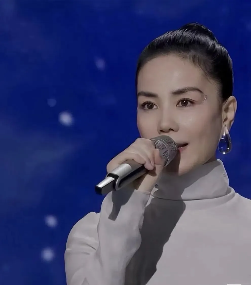 我不喜欢王菲的歌,但欣赏她的清醒