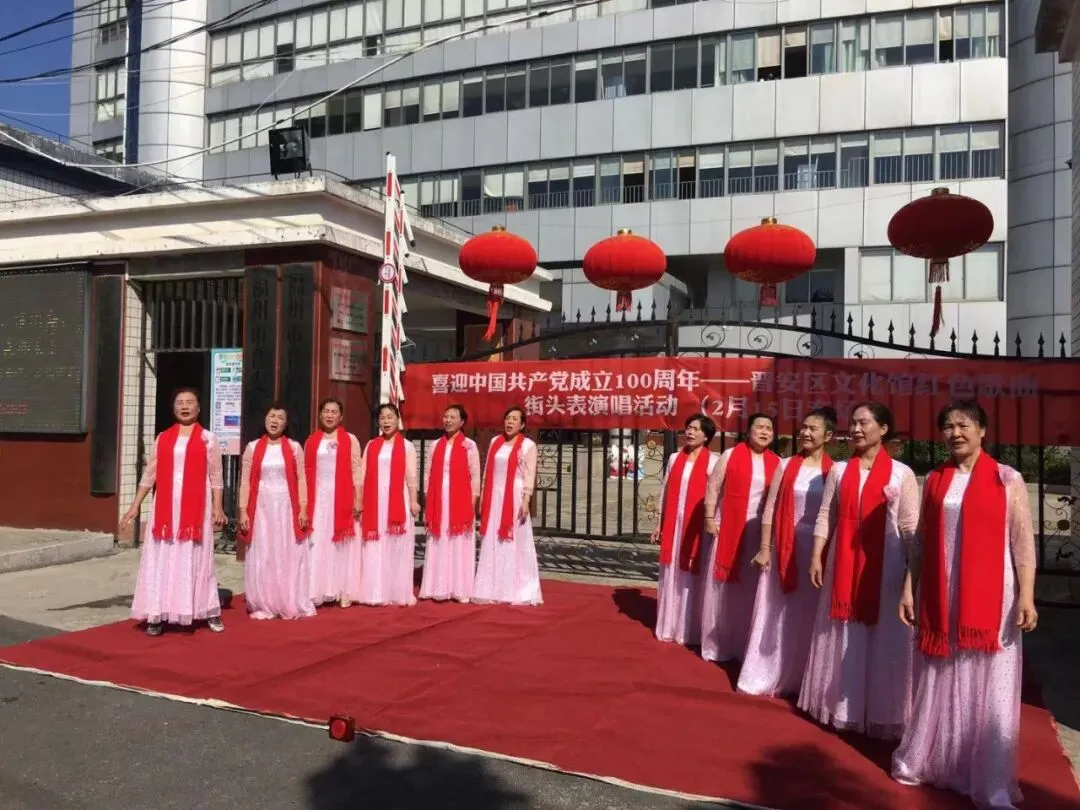 红色歌曲街头唱 多彩非遗闹新春