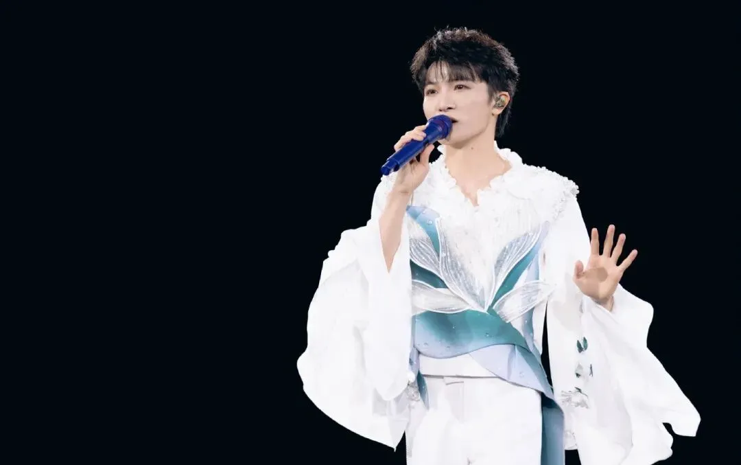 周深歌曲《和光同春》被纳入九年义务教育教材!央视春晚过后,周深的关注度越来越高!凤凰传奇官宣6场深圳演唱会,演出时间地点确定