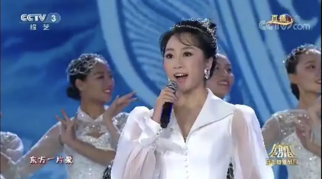 歌曲《世界向东看》创作背景 曲谱 演唱 金婷婷 朱海 词 常馨内 曲