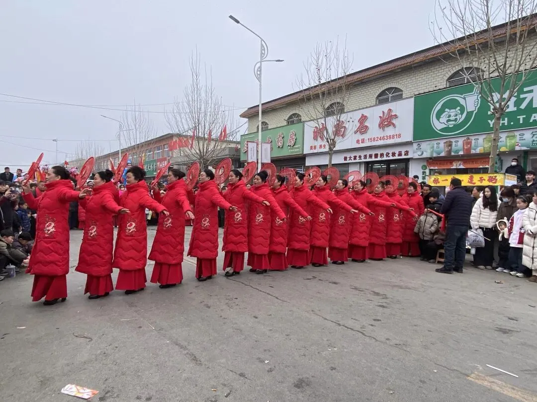 锣鼓喧天歌盛世,旗袍雅韵闹元宵——滑县留固镇老年旗袍队亮相元宵节